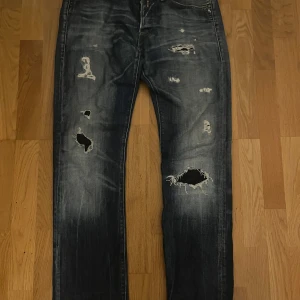 Replay waitom - Fina jeans med slitningar, lite mer bootcut passform men för stora för mig, står ingen storlek på dem men skulle säga att de är 31/32, inga defekter