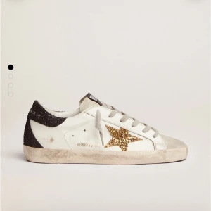 Golden Goose Superstar sneakers med glitter - Säljer mina superfina och trendiga Golden goose skor i väldigt bra skick. Säljer då jag köpt ett par nya.  