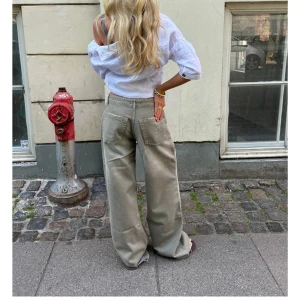 Gröna design by si jeans  - Supersnygga trendiga jeans från Design by si i modellen Audrey💞 endast testade och helt nya bara att jag klippt bort lappen😊