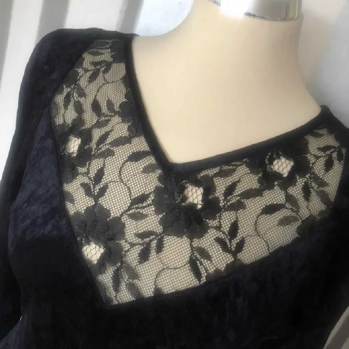 Svart sammetsklänning med spetsdetaljer