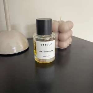 ESSNCE Carashmellow Eau de Parfum - Parfymflaska från ESSNCE med doften Carashmellow. 