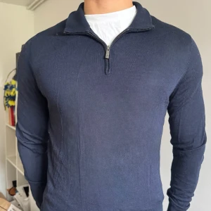 Massimo dutti half zip - Säljer den här svin snygga quarter zippen från Massimo dutti i storlek M men den passar S, tröjan är skön och riktigt snygg, priset är inte fast utan kan diskuteras!