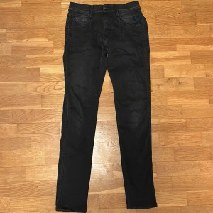Svarta Replay jeans  - Svarta Replay jeans i modellen Anbass hyperflex. Storlek W29, L32. Jeansen är i mycket bra skick och har inga defekter. Skriv gärna om du har några frågor.
