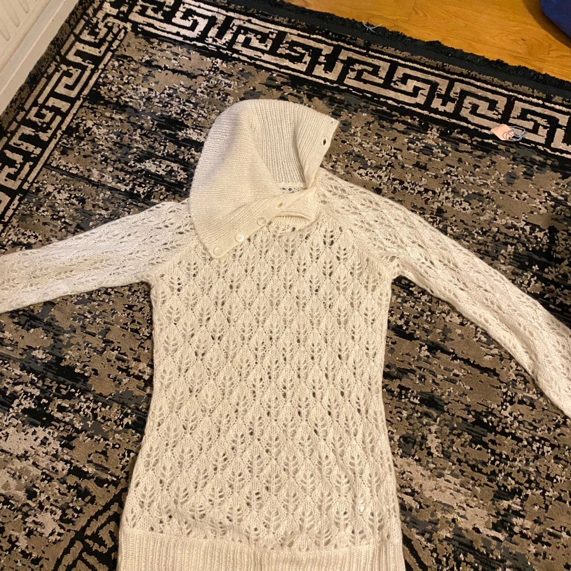 Vit stickad tröja med huva från Bik Bok