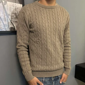 John Henric kabelstickad tröja - Brun John Henric tröja, kabelstickad | I 100% bomull | Storlek: M, modellen är 178cm & väger 70kg | Skick: 9/10, inga defekter | Nypris: 900kr, vårat är 349kr, kan få denna och den gröna i bundle för 619kr spara 160kr| Skriv gärna ifall du är intresserad 