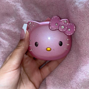 Hello Kitty flip phone💕 - Säljer min älskade hello Kitty mobil. Fullt fungerande, kommer med laddare, fodral, original boxen, hörlurar och ett litet halsband till mobilen. Man kan ringa, smsa, ta bilder och videor, lyssna på musik osv. Nästan allt en vanlig mobil kan💕 Köptes för 1500kr och den är knappt använd. Behövs sim kort och minneskort. Skriv gärna vid frågor!💕 PRIS GÅR ATT DISKUTERA!!!