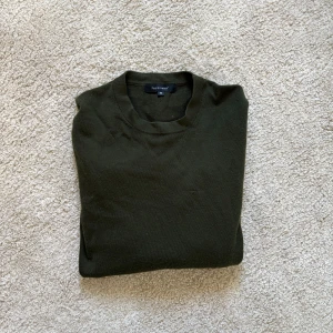 Grön stickad ulltröja från Paul & friends - Säljer denna snygga mörkgröna ulltröjan från Paul & friends perfekt tröja nu till våren. 100% merinoull. Fint skick! Nypris ca 1800kr. Storlek M. Skriv vid frågor!