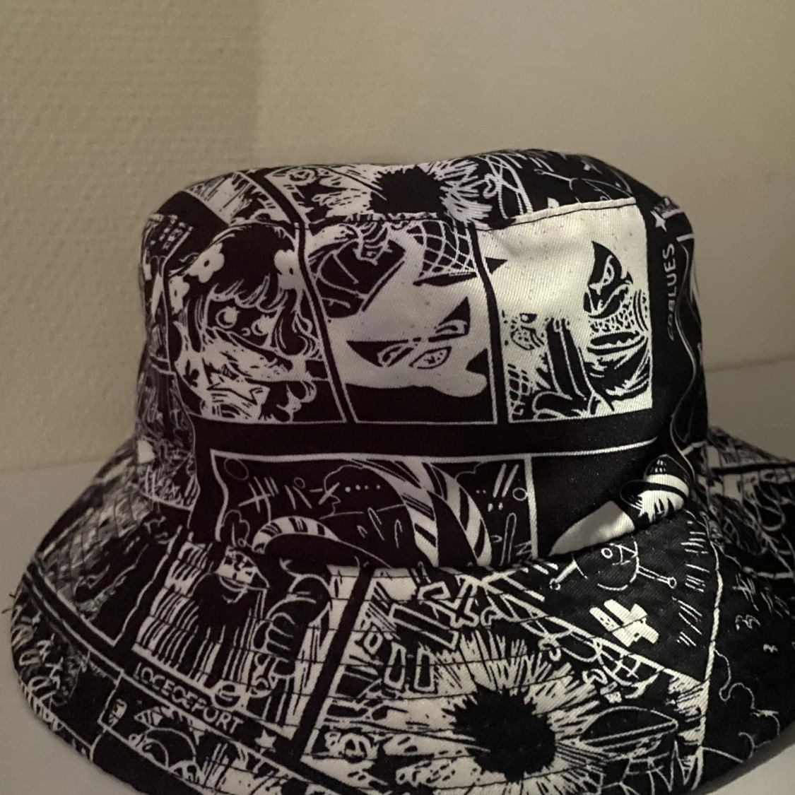 Svart och vit bucket hat med serietidningsmönster - 1