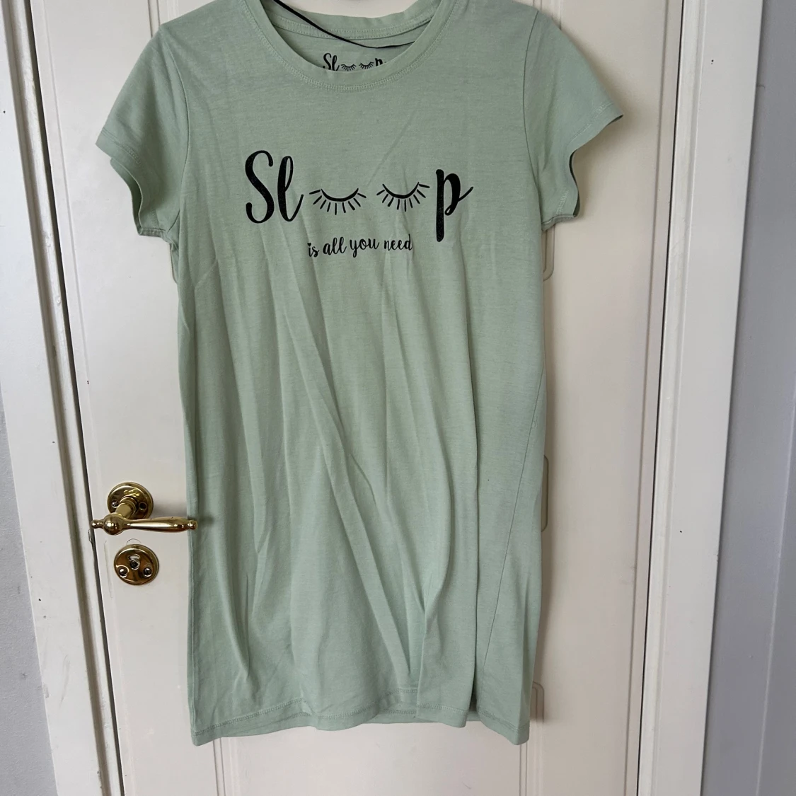 Ljusgrön kortklänning med tryck - 1