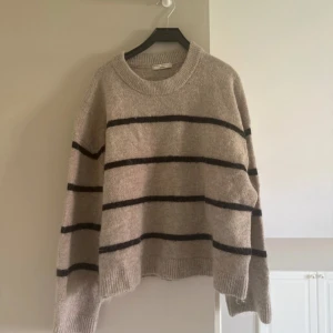 Stickad tröja - Superfin randig stickad tröja från Gina tricot. Storlek S. Använd fåtal gånger💞