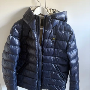 Blå dunjacka med huva från Blauer - Säljer min mörkblåa vinterjacka från blauer, köpt från miinto för ca 3000kr förra året, säljer på grund av att den blivit för liten, priset kan diskuteras vid snabb affär