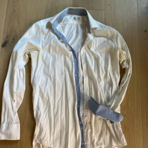 Vita skjortor från Sand och Whyred - Två fina vita skjortor från Sand och Whyred. Sand har ett fint blått mönster vid kragen och ärmarna. Lite gulnad under armarna men inget som syns. Går säkerligen bort med lite klorin. Stl 38 Pris 75:-   Whyred stl 46 (small) Pris 150:- Säljes nytvättade, hela och rena. Finns på Södermalm i Stockholm 