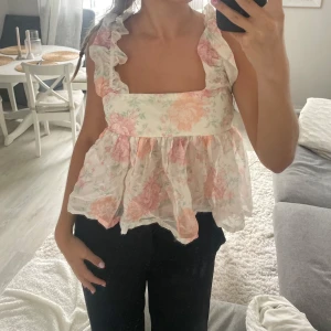 Söt topp - Ifrån H&M i storlek M, aldrig använd bara testad, utan prislapp.