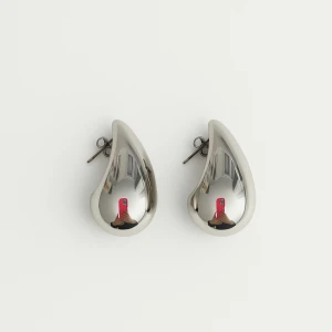 Amanda örhängen i stål från Altavario - Snygga droppformade örhängen i blankt stål från Altavario, designade av Hans Edblad. Modellen heter Amanda och har en cool, modern vibe med sin spegelblanka yta och unika form. Perfekta för dig som gillar statement-smycken med minimalistisk känsla.