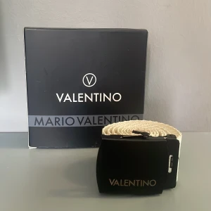 Vit Valentino bälte med svart spänne - Säljer nu mitt bälte som jag aldrig har använt mer än en gång skicka är 10/10. Skriva  om ni har funderingar eller frågor .