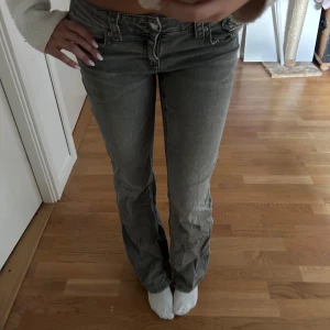Lågmidjade bootcut jeans - Säljer dessa jeans från gina då dom tyvärr inte kommer till användning längre. Använda ett fåtal gånger och inget synligt tecken på användning💕