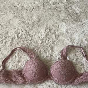 Ljuslila push-up bh i spets från Lindex  - En jättefin push-up bh från Lindex i modellen ”Malva”. Storlek 75 A. Aldrig använd, endast testad. Det är en fin blandning av rosa och lila i färgen (syrenlila), passar perfekt nu till hösten! Jättefina spetsdetaljer över hela bh:n! Säljer pga att den inte passade i kupan då jag beställde hem den. Hör gärna av er vid intresse eller frågor! Pris kan alltid diskuteras💕💞