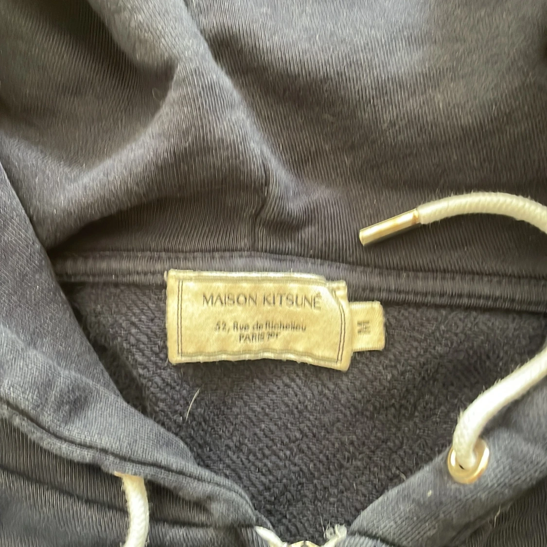 Marinblå hoodie från Maison Kitsuné - 2