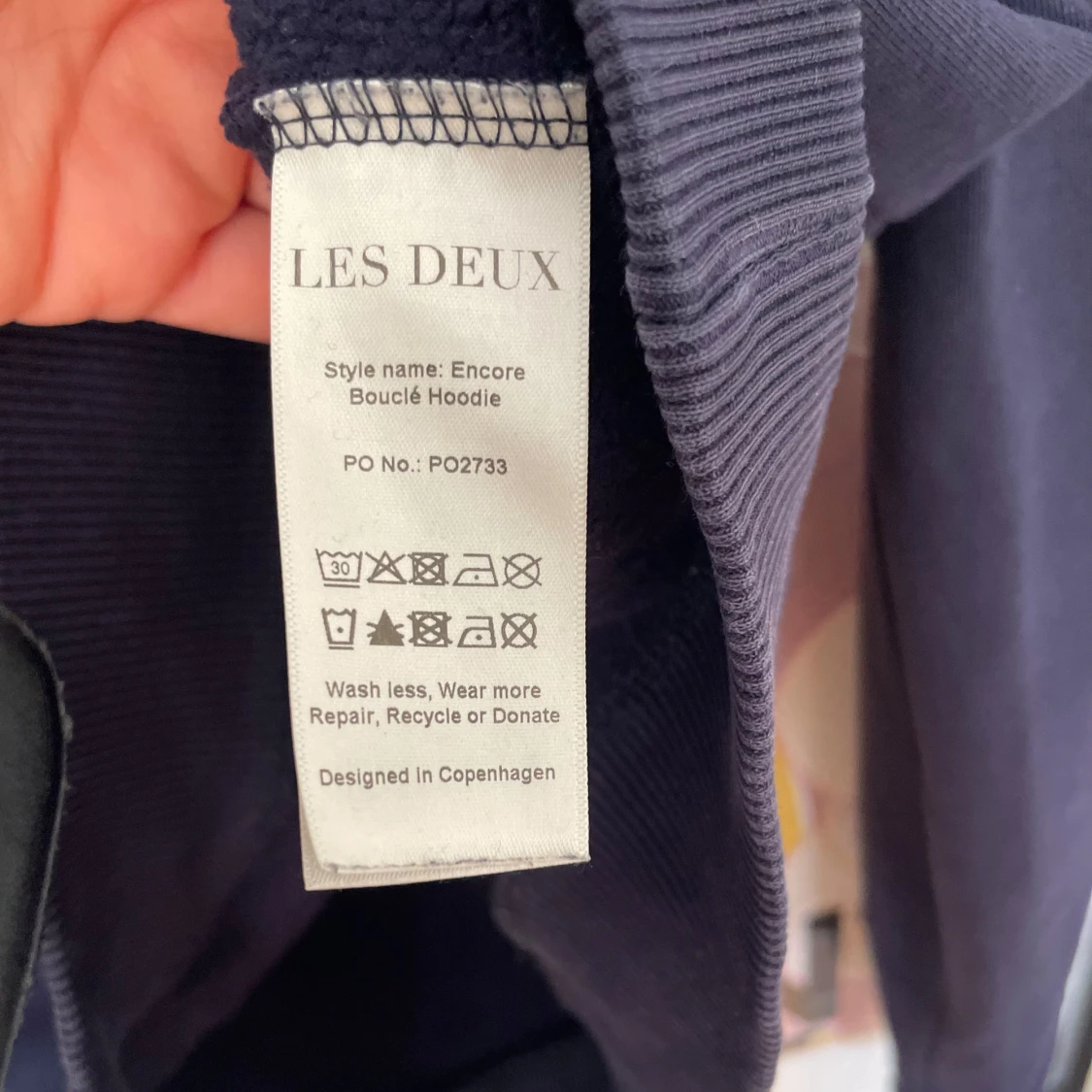 Mörkblå hoodie från Les Deux - 1