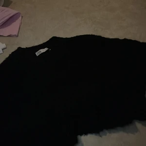 Svart stickad tröja från ZARA  - Säljer en svart stickad tröja från ZARA i storlek S.  Aldrig använt.