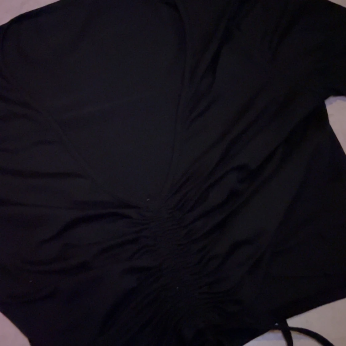 Svart tröja med snörning