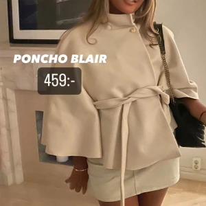 Beige ponchojacka med bälte - Snygg beige ponchojacka från Missay med hög krage, knappar vid halsen. Säljer för används ej ny pris 459 men säljer för 350kr