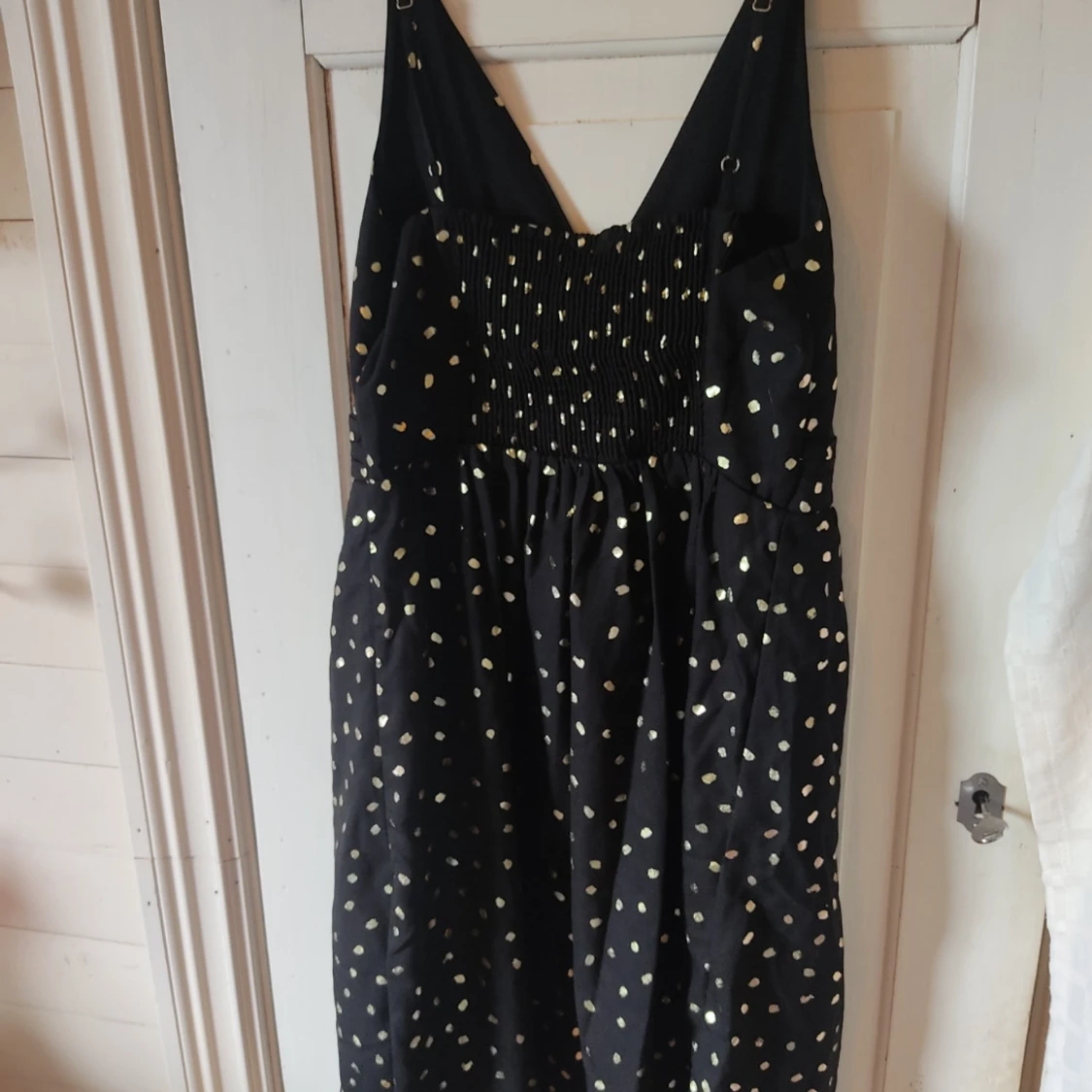 Svart prickig klänning - 1