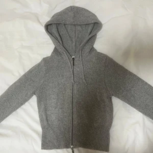 Stickad zip up 💓 - Säljer en mysig grå stickad zip up 💕