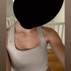 Beige ribbad linnetopp från Aim'n - Snygg beige linnetopp från Aim'n med breda axelband och ribbad nederdel. Toppen är ärmlös och har en croppad passform som passar perfekt till träning eller chill. Materialet är mjukt och stretchigt för extra komfort. Säljer då den inte kommer till användning, lite sliten på banden där av de billiga priset. Skriv för fler bilder eller frågor!