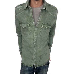 Grön overshirt med slitningar från Zara  - Snygg grön overshirt med slitna detaljer och två bröstfickor med lock och knapp. Skjortan har lång ärm, klassisk krage och knäppning hela vägen framtill. Perfekt för dig som gillar en avslappnad och cool stil.