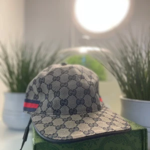 Gucci Keps Navy Blue - 🧢 Gucci Keps ✨ Helt ny, med tag (box ej med) 	•	Klassisk Gucci-monogram 	•	Röd & blå detalj på sidan 	•	Justerbar passform, unisex  🔥 Riktigt fin – passar till allt! 🚚 Leveranstid: 1–3 dagar