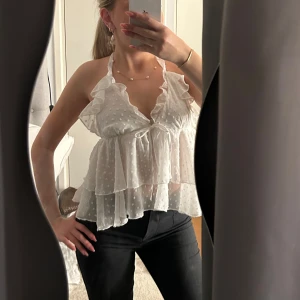 Halterneck blus - Supersöt blus med knytning i nacken och vid bysten. Supergullig men aldrig använd 
