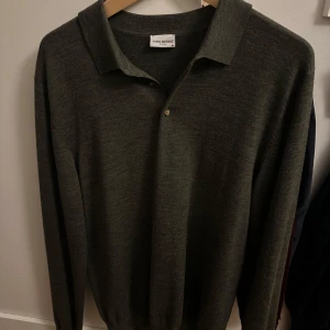 John Henric långärmad pikétröja  - Tjena, lägger nu upp en riktigt najs John Henric långärmad pikétröja i en fin mörkgrön färg perfekt nu till hösten! Tröjan är i väldigt bra skick utan defekter och nypriset är 999! Denna modell säljs inte längre! Skriv privat vid frågor eller funderingar!