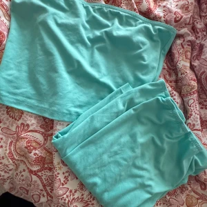 turkos sett med lång kjol och bandå top - Ett turkost sett med lång kjol och bandå top, perfekt under sommaren fint med en kofta för kalla kvällar! Super skönt material 