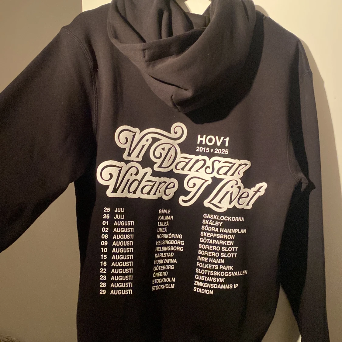 Svart Hov1 hoodie med turnétryck