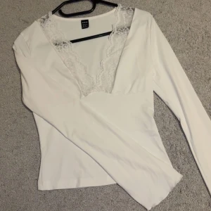 Vit långärmad spetstopp - Använd 1 gång i storlek xs, köpt från shein. Sista bilden är hur den ser ut på bara att den är vit. Pris kan gå att diskuteras.💕
