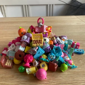 Shopkins 117st och tillbehör, leksaksfigurer - Ursprungspris ungefär 6400.  117st shopkins + tillbehör (kylskåp, snöskoter med släp, ryggsäckar, shopping kassar påsar och vagnar, fryslådor (en saknar lock), snowboard, djurväska, shopkinsarmband och förvaringslådor)