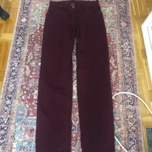 Röd lila jeans - Sköna röd lila jeans som passar dig som är lång, annars kan man bara klippa💞