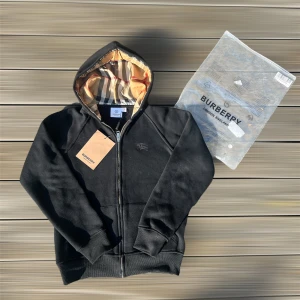 Svart Burberry hoodie med rutig huva - Kommer med påse och tag, har tagit av snöret till luvan men det kommer med köpet också.