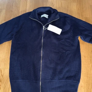 Maison margiela zip up - Säljer nu denna riktigt snygga maison margiela zip up tröjan i strl S. Den passade helt enkelt inte mig så måste därför bli av med den. Tagsen sitter kvar då den bara är provad en gång. Bara att skriva ett DM vid intresse!