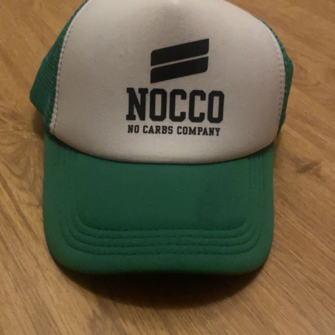 Grön och vit NOCCO truckerkeps