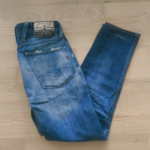 Replay Anbass - Säljer ett par riktigt snygga jeans från Replay i modellen Anbass ✅ Sällsynt modell FC Barcelona Edition 🟥🟦 Skicka DM för fler frågor 🔥 /Mvh 