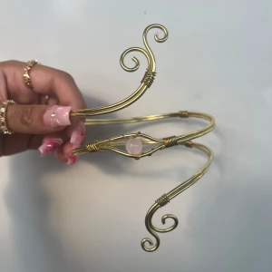 Armcuff  - 🌸Går att böja ut eller in för att få din perfekta passform 🌺   Gör även customs!! Skicka in bild eller din idé så kan vi nog säkert lösa det 🥰