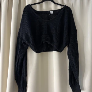 stickad tröja - Snygg stickad tröja. Den har ett litet snöre framtill som gör att du kan reglera längden på tröjan som du vill. Om fler bilder önskas eller vid frågor kontakta mig💋