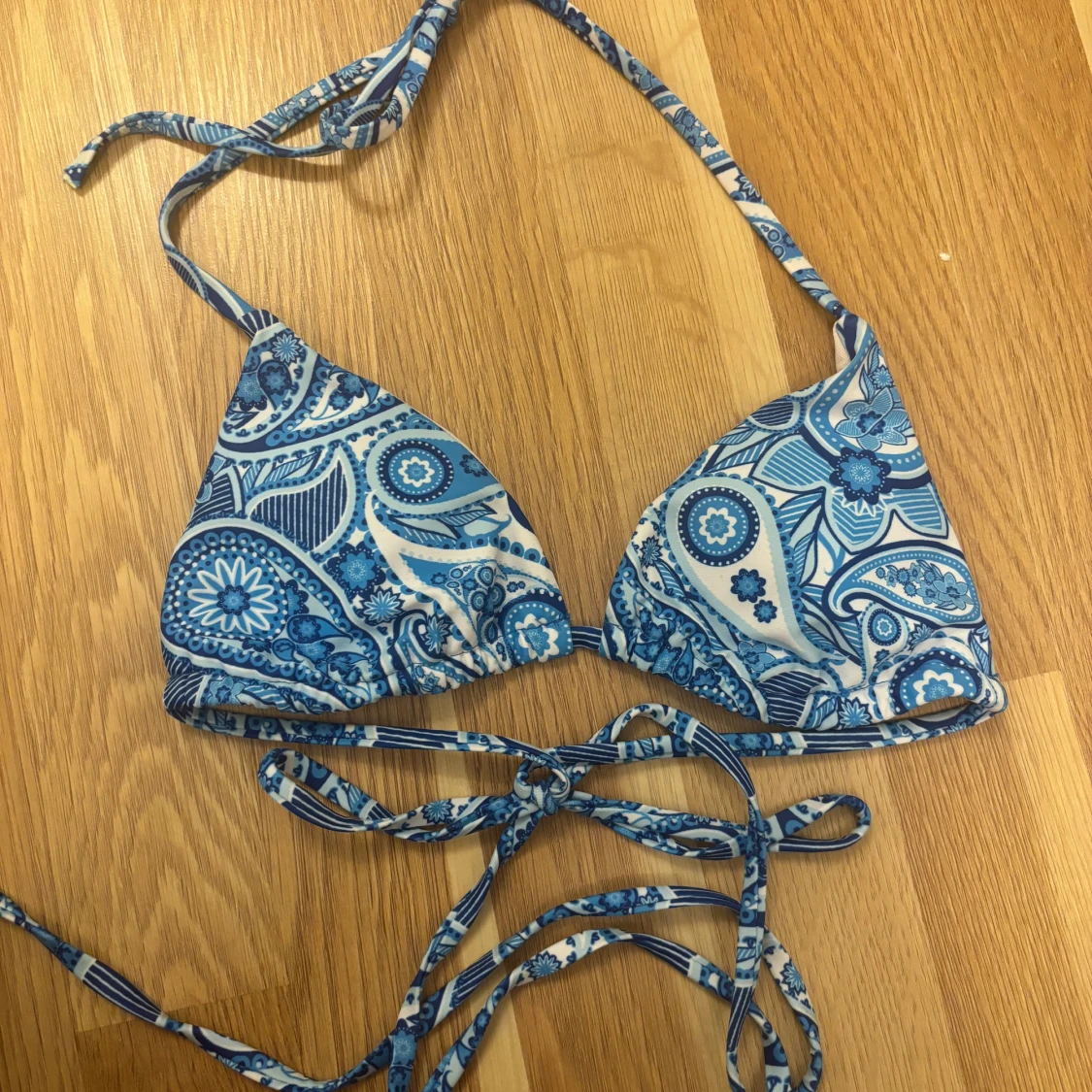 Blåvit bikini med paisleymönster