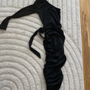One off shoulder dress - Använt 1 gång