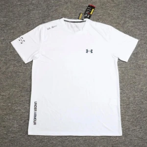 Under Armour sport-tshirt i flera färger - Snygg sportig t-shirt från Under Armour med logga på bröstet och tryck längs sidan. Finns i vitt, grått och svart. Tillverkad i lätt och snabbtorkande polyester, perfekt för träning. Klassisk passform med korta ärmar och rund hals.