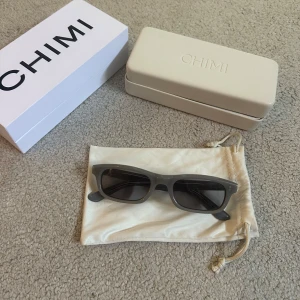 Gråa solglasögon CHIMI  - Så snygga solglasögon från CHIMI i modell ”PIN GREY”. Använda 1 gång, ser oanvända ut☺️ Perfekta till sommaren🙌🏼☀️