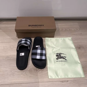Burberry tofflor  - Helt nya och oanvända Burberry tofflor i storlek 43 och passar storlek 42. Jättesköna och fina tofflor till sommaren. Vid flera bilder eller frågor skriv till mig i Dm. 