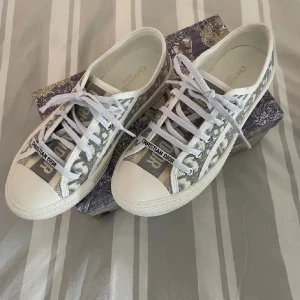 Dior skor - Hej! Jag tänkte göra ett intresse koll på mina dior skor. Skorna är i strl 38 och är endast använda 2 gånger. Tyvärr har jag råkat ta sönder skolådan, dvs att ingen låda tillkommer.❤️🫶 Tryck ej på köp nu utan kontakta mig innan. Kan gå ner i pris vid snabb affär ❤️skriv för fler bilder ❤️🌟